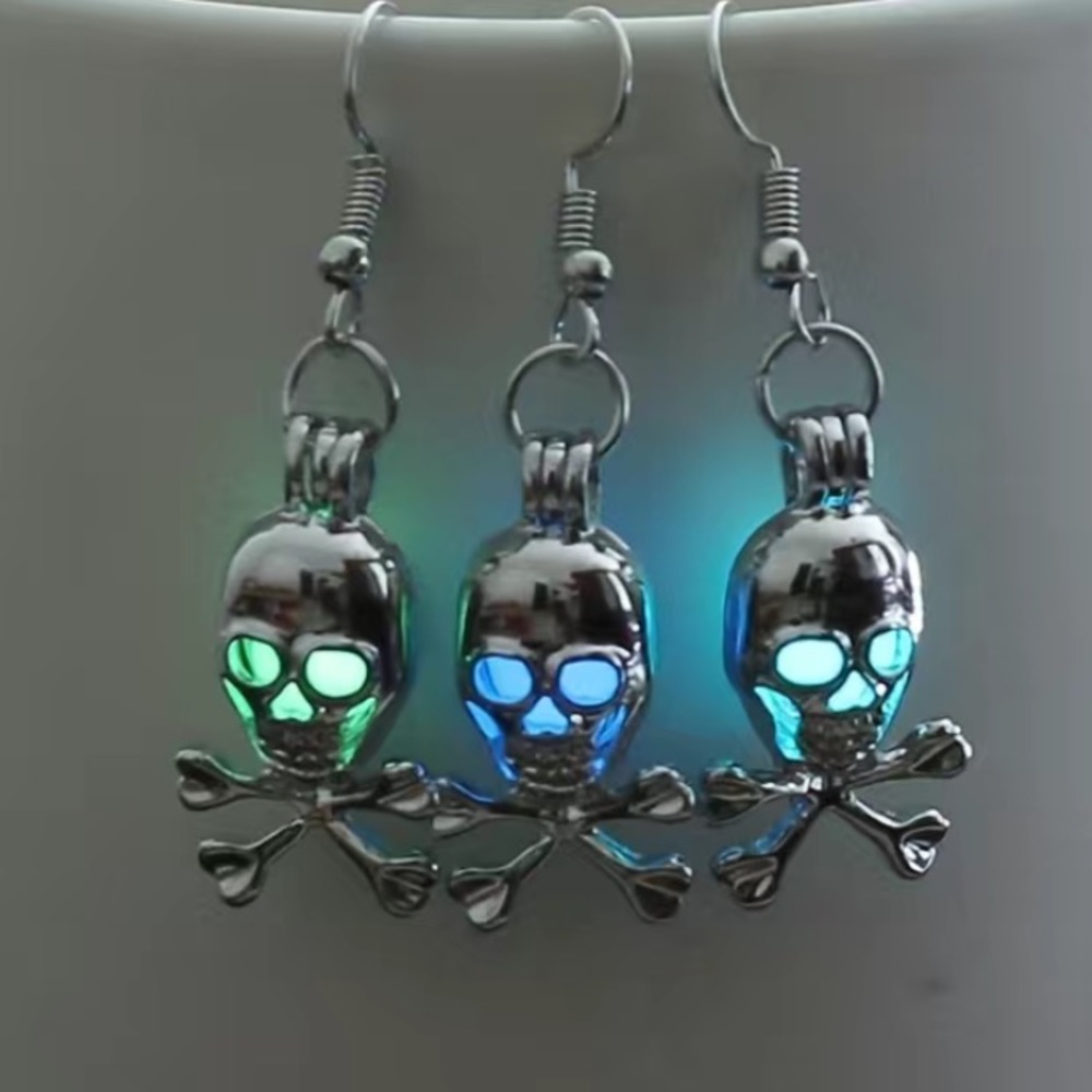 New Luminous Glowing Skull Head Earrings 
Glow in The Dark